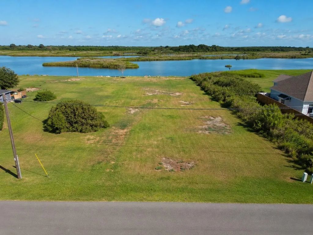 Bayou Drive, Hitchcock