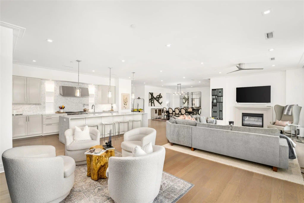 6017 Memorial 202, Houston