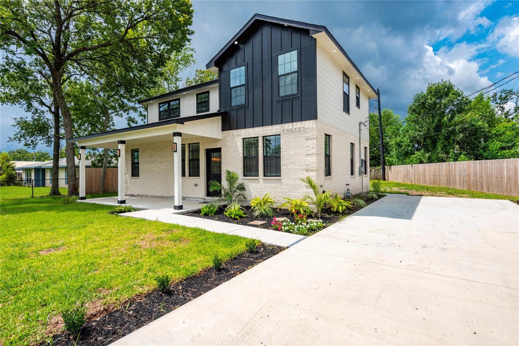 8031 Round Rock Drive, Houston