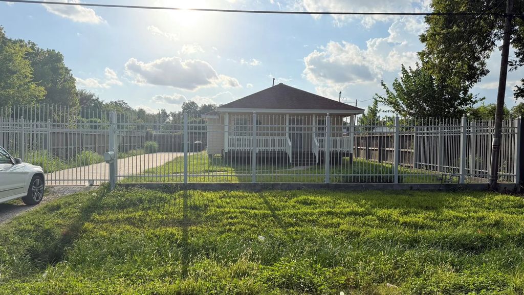 3507 E Lockwood Drive, Houston