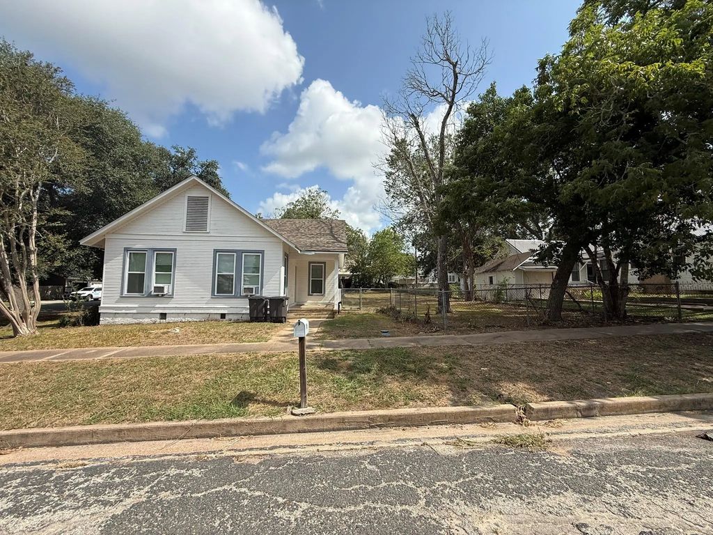 715 Anderson Street, Schulenburg