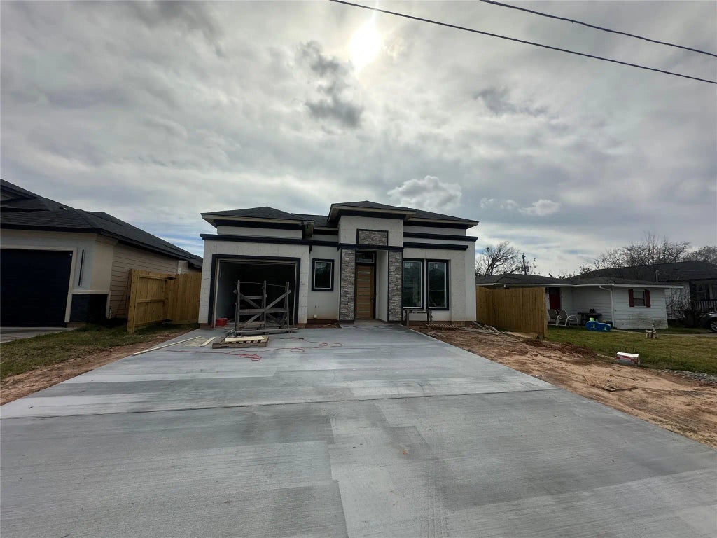 805 Lewis Street, Clute