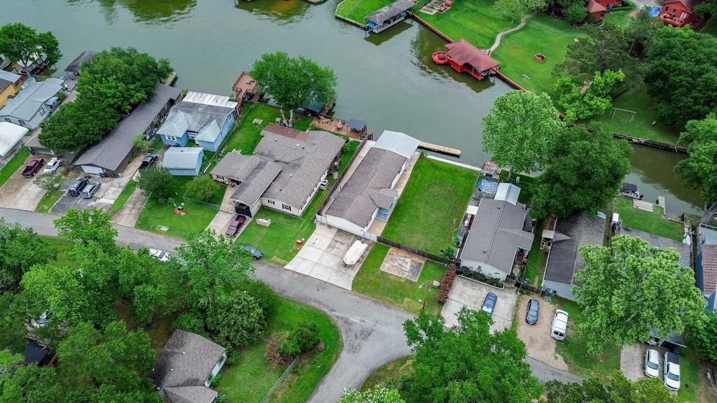 14186 Shadow Bay Drive, Willis