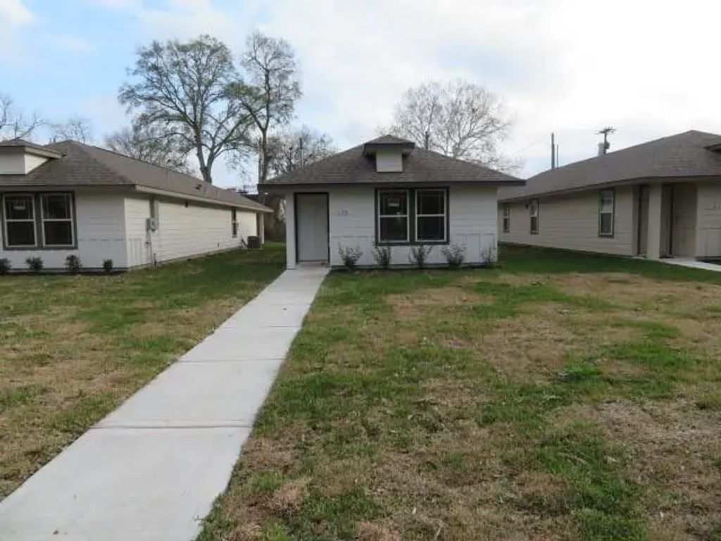 120 East Ash Street, Angleton