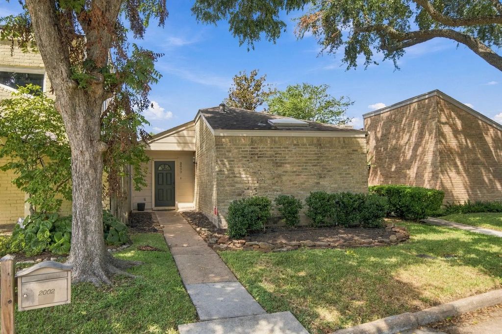 2002 Courtney Lane Drive, Houston