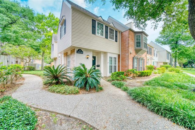 13376 Trail Hollow Drive 3376, Houston