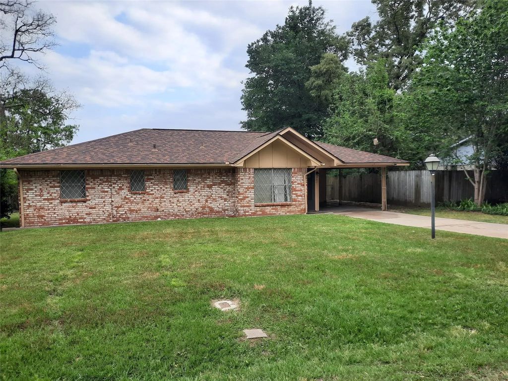 207 Shadow Oaks Drive, Conroe