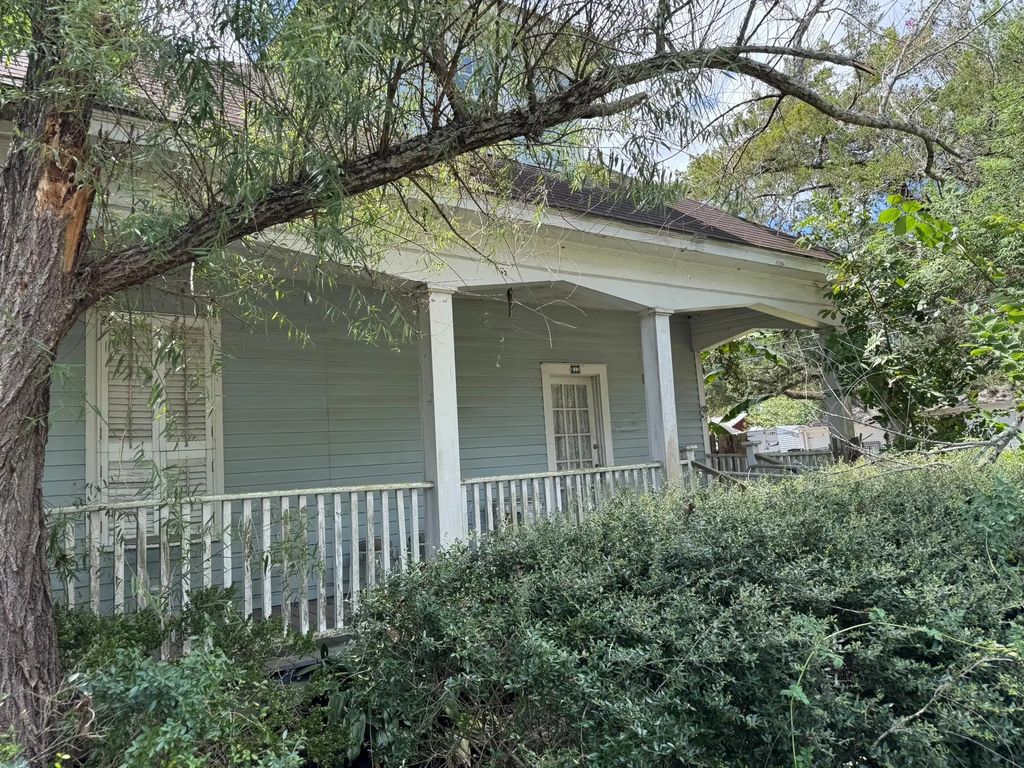 111 W Cleveland Street, Alvin