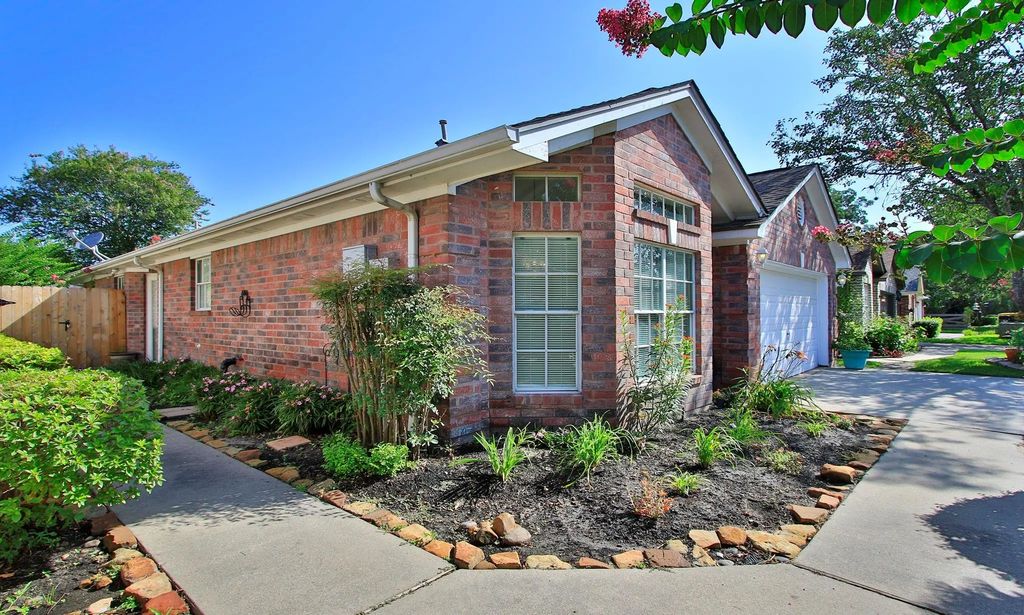 422 Cherry Laurel Drive, Tomball