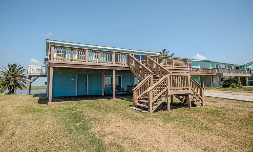 2037 County Road 230, Sargent
