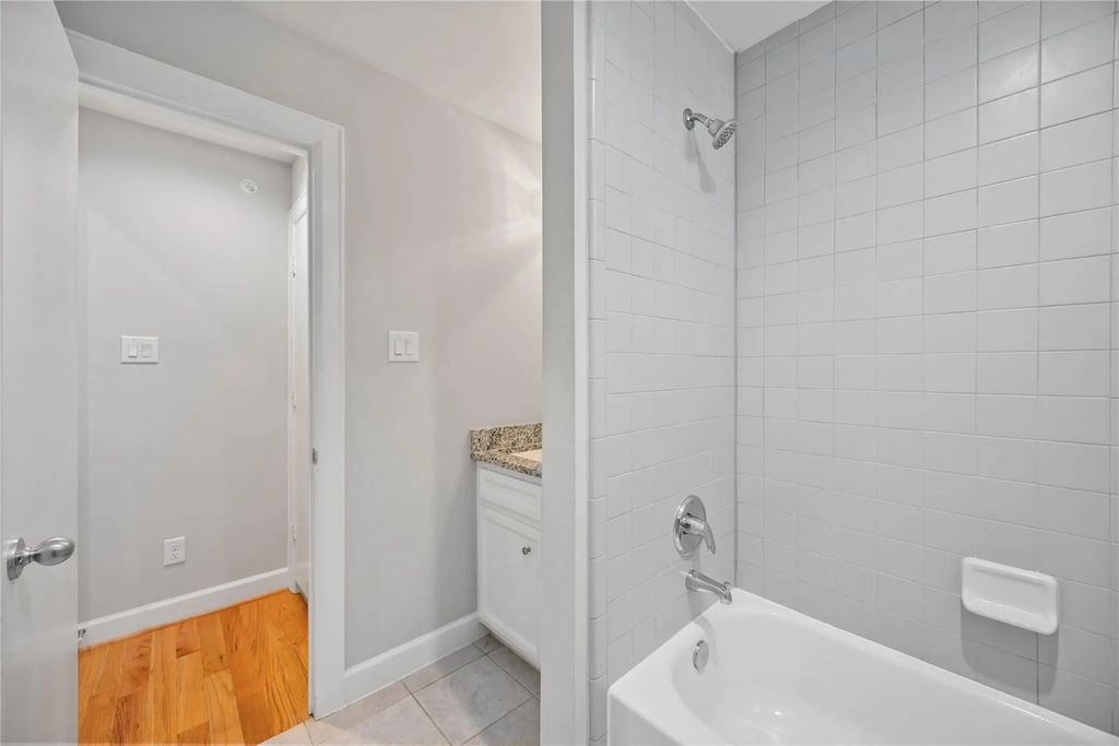 8705 Bryam 1803, Houston
