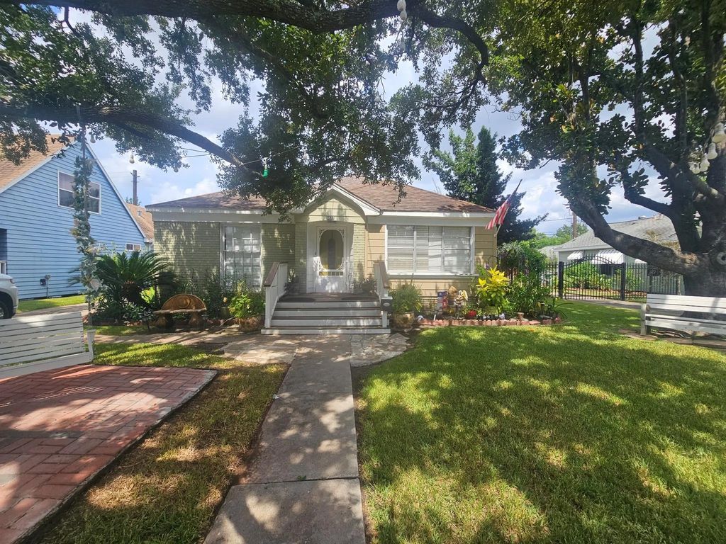 6427 Pinehurst Drive, Houston