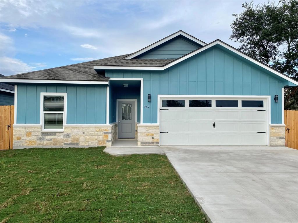 982 S Navarro, Giddings