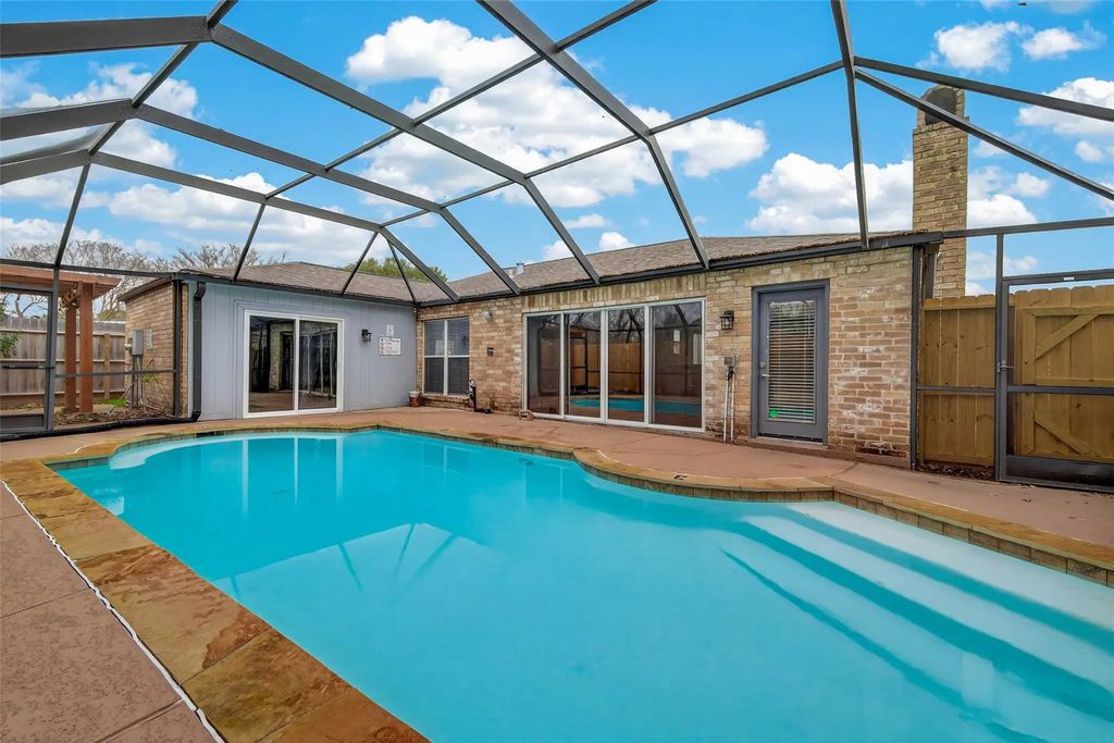 2130 Round Lake Drive, Houston