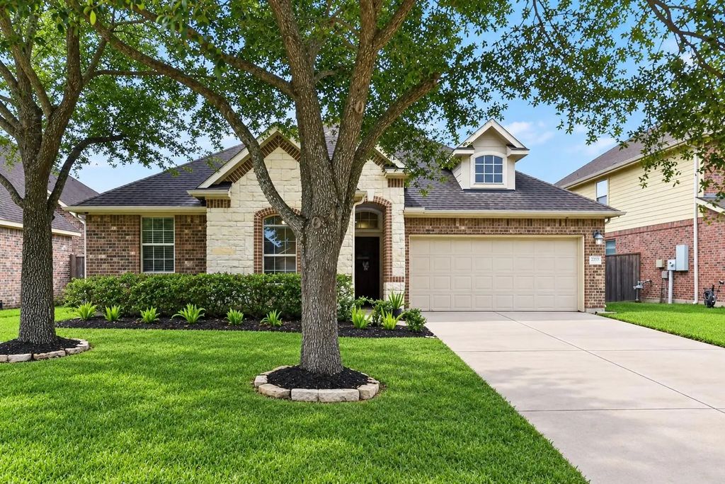 2203 Summit Pass Lane, League City