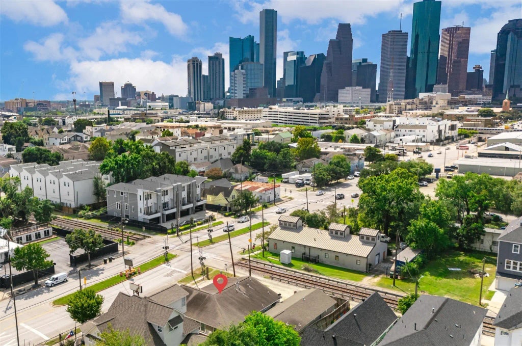 1607 Houston Avenue, Houston