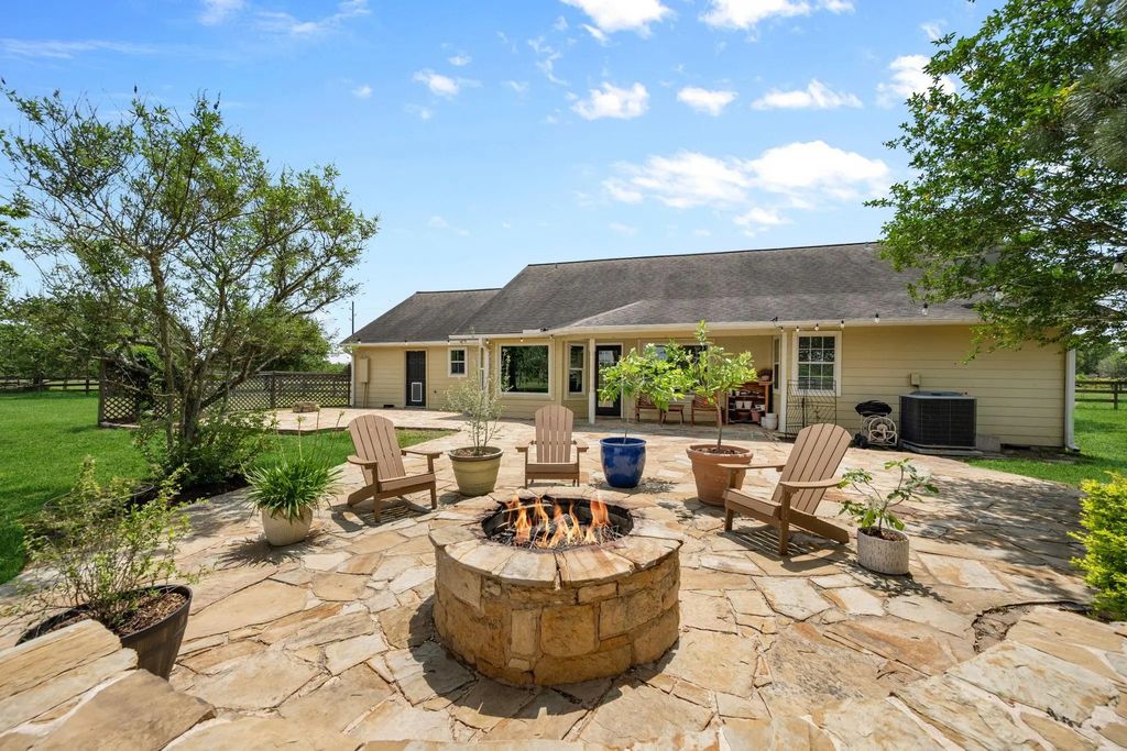 1945 Settlers Way Drive, Sealy