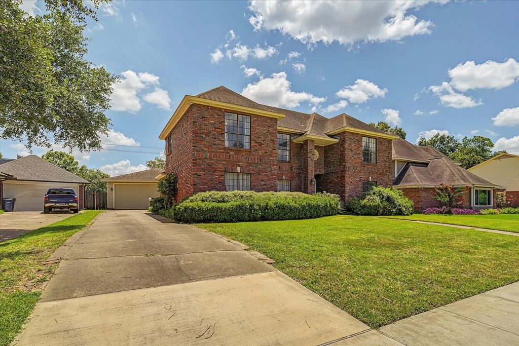 410 Crestwood Drive, El Lago