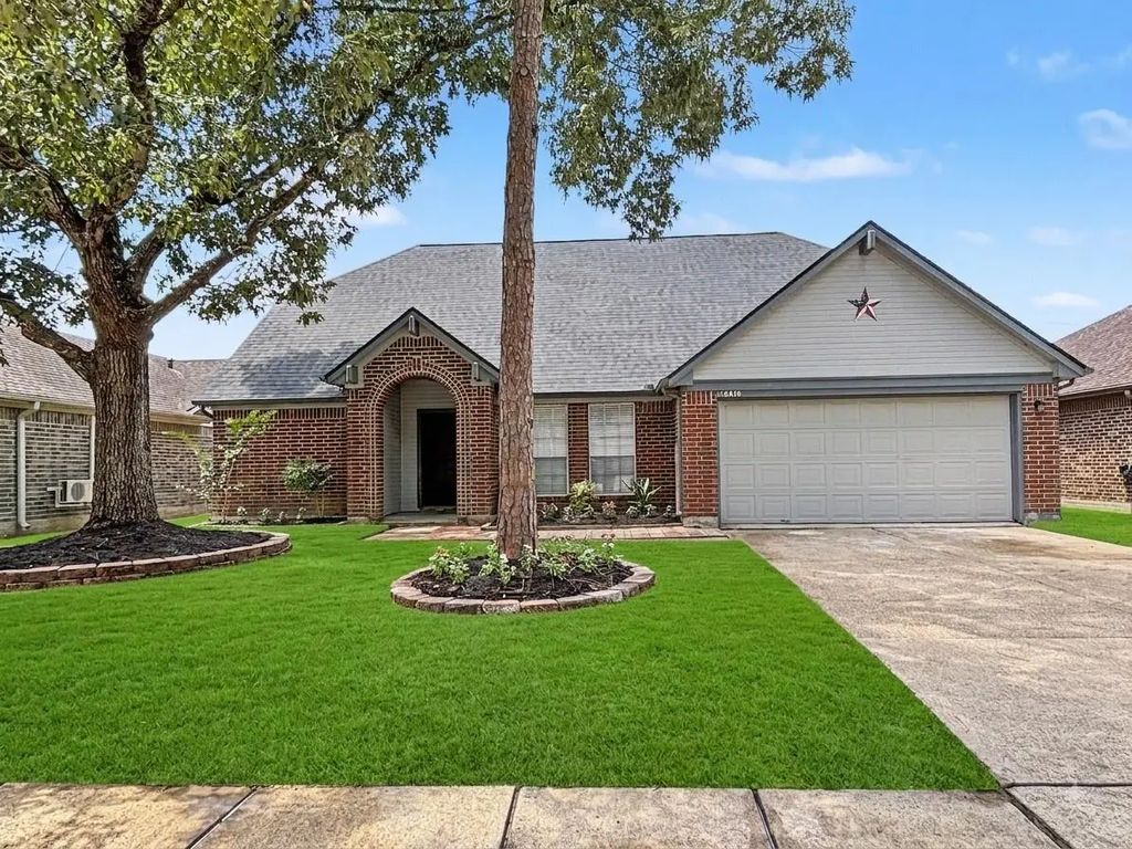 15810 Pilgrim Hall Drive, Friendswood