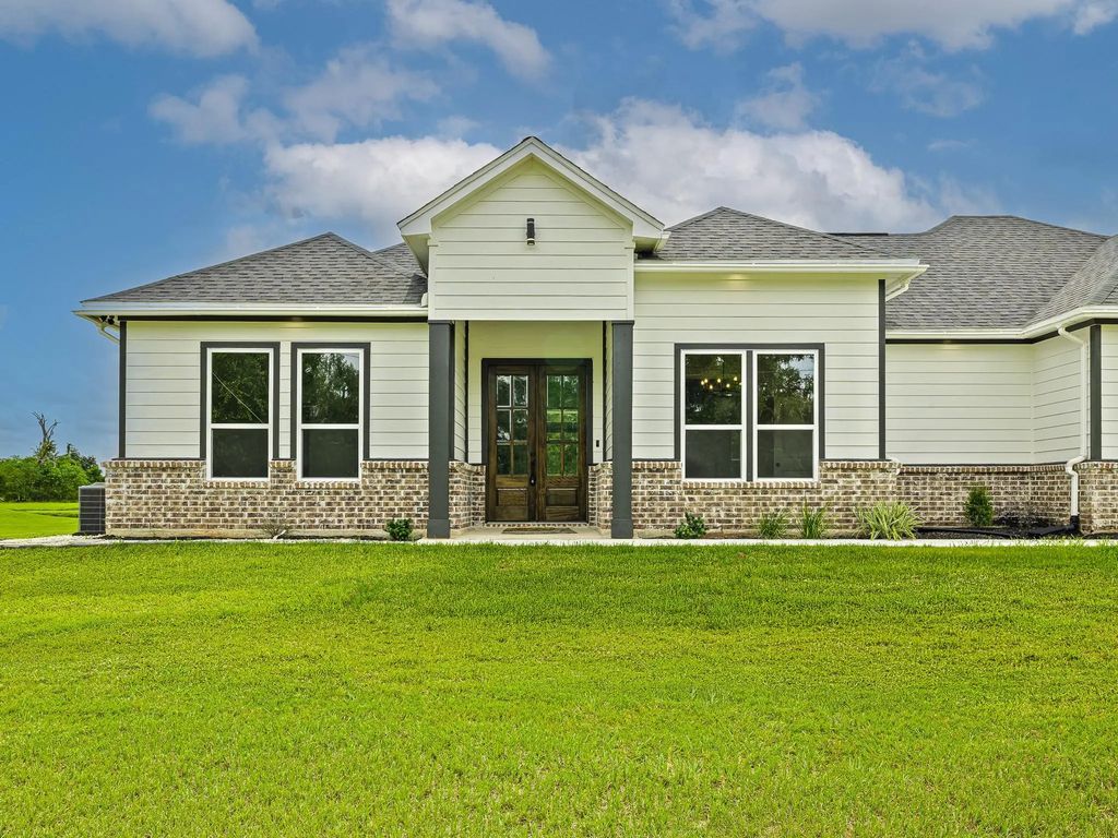 500 Campfire Trail, Angleton