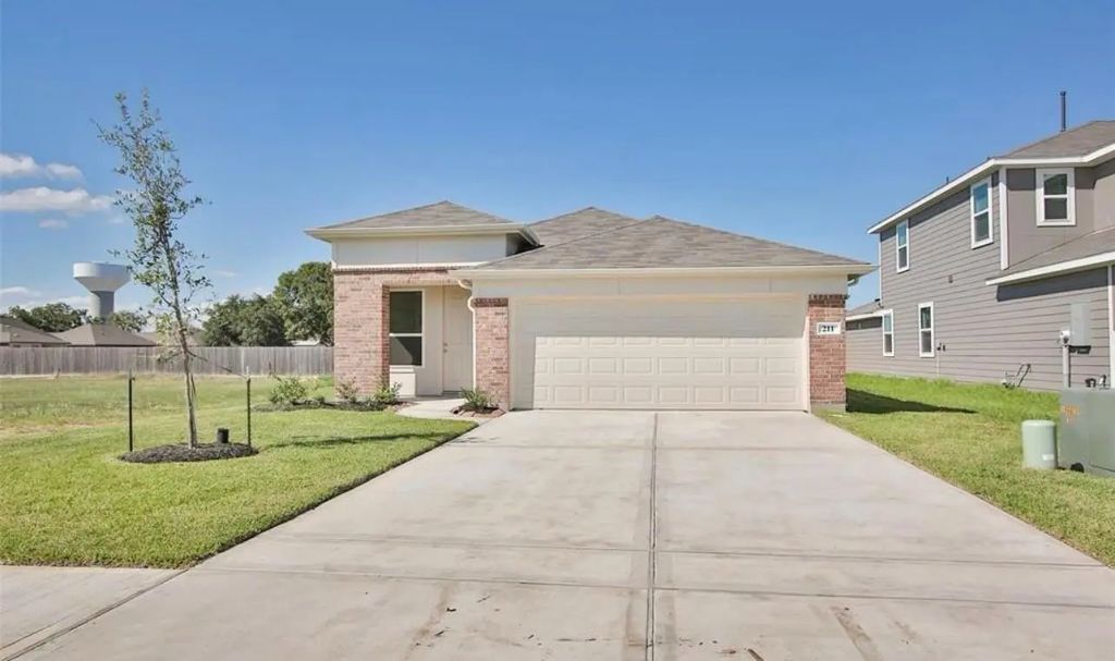 211 Lisa Marie Drive, Angleton