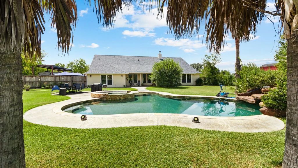 111 County Road 932, Alvin