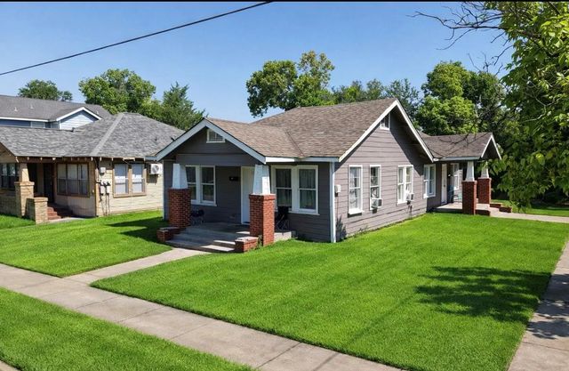300 W James Street, Baytown