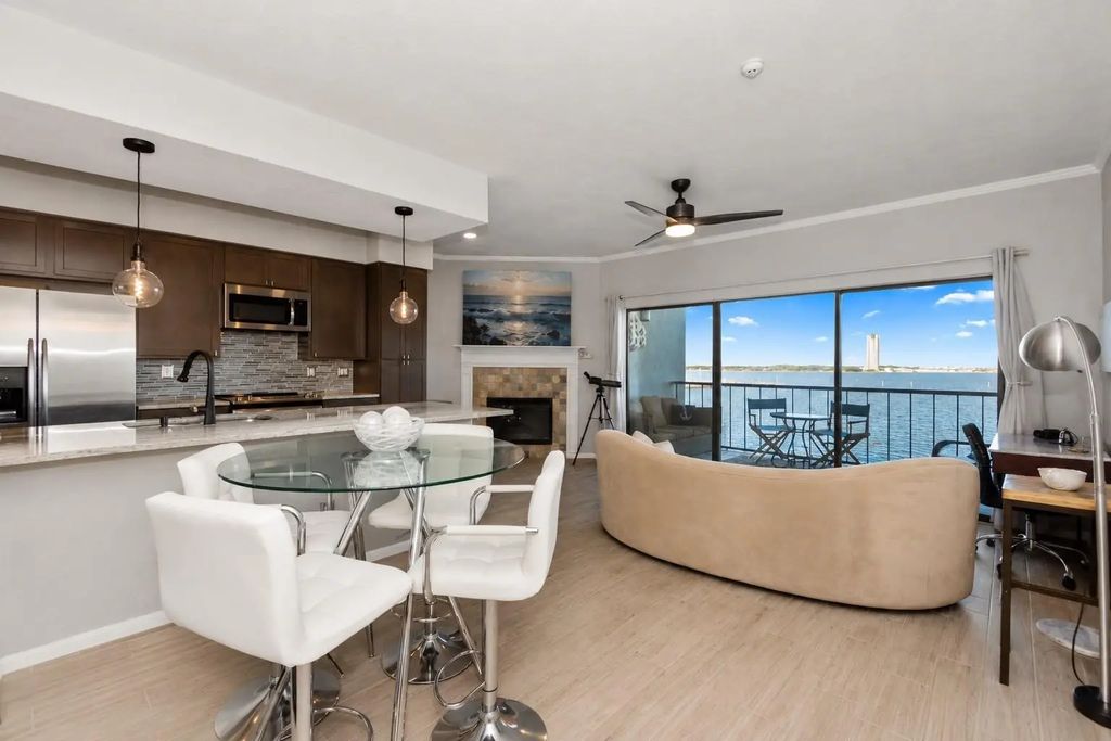 351 Lakeside Lane 204, Houston