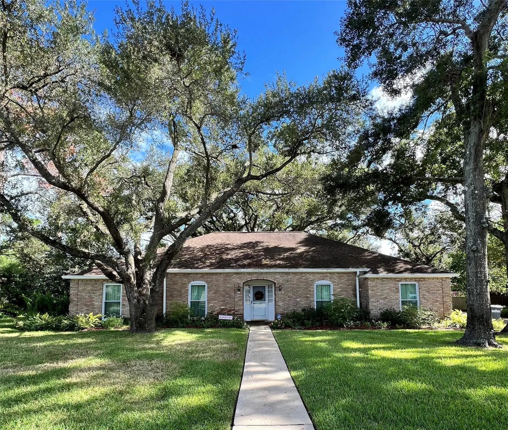 205 Hillcrest Drive, Alvin