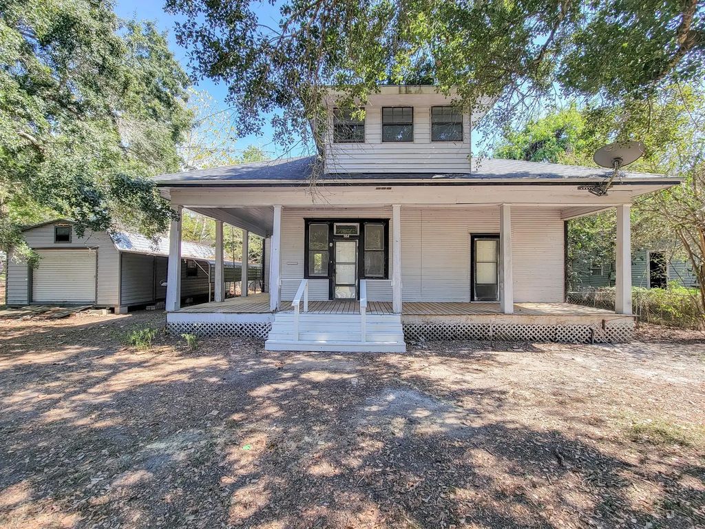 304 N Walnut Avenue, Eagle Lake