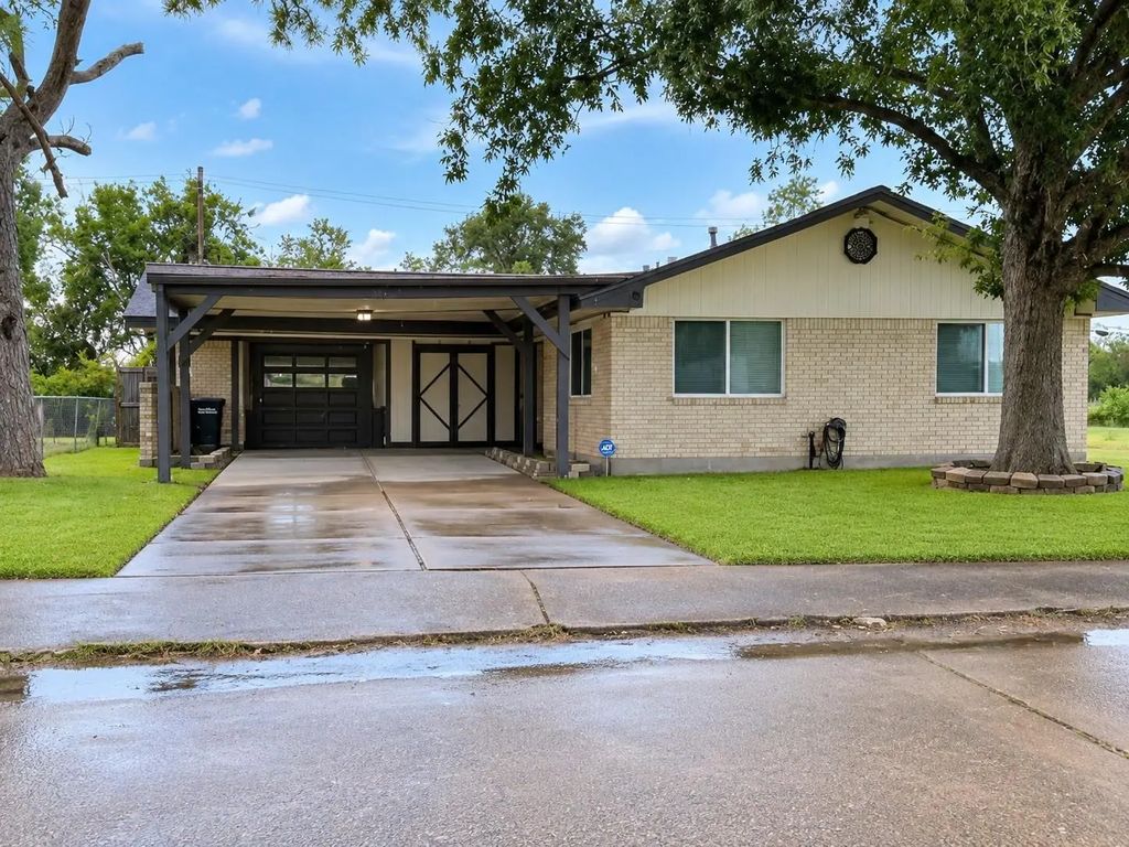 514 Idlewood Drive, Hitchcock