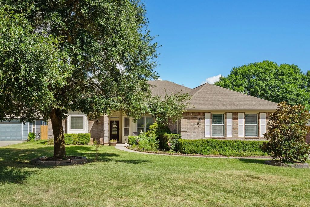 7090 Shadow Lake Drive, Willis