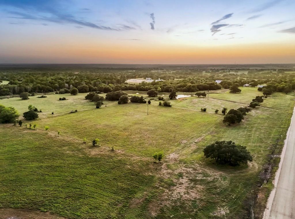15 Round Top Farms Drive, Round Top