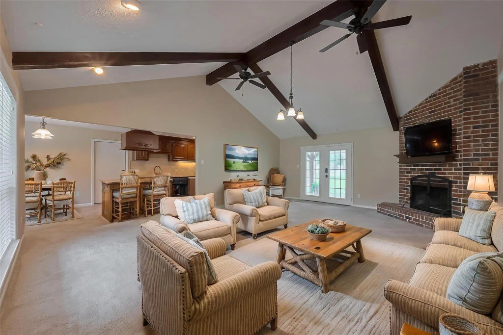 8 Riverwood Lane, Hempstead