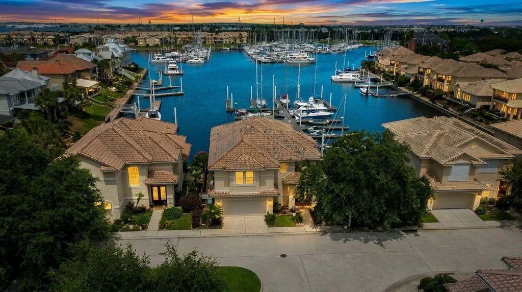 411 Harborside Way, Kemah
