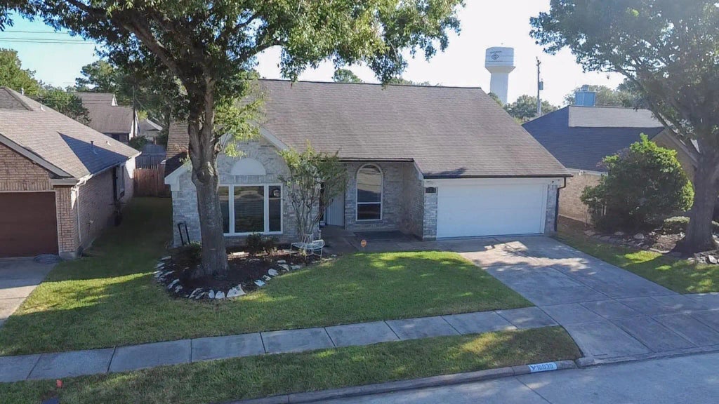 16039 Surrey Woods Drive, Friendswood