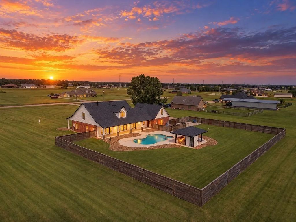 863 Bunkhouse Trail, Angleton