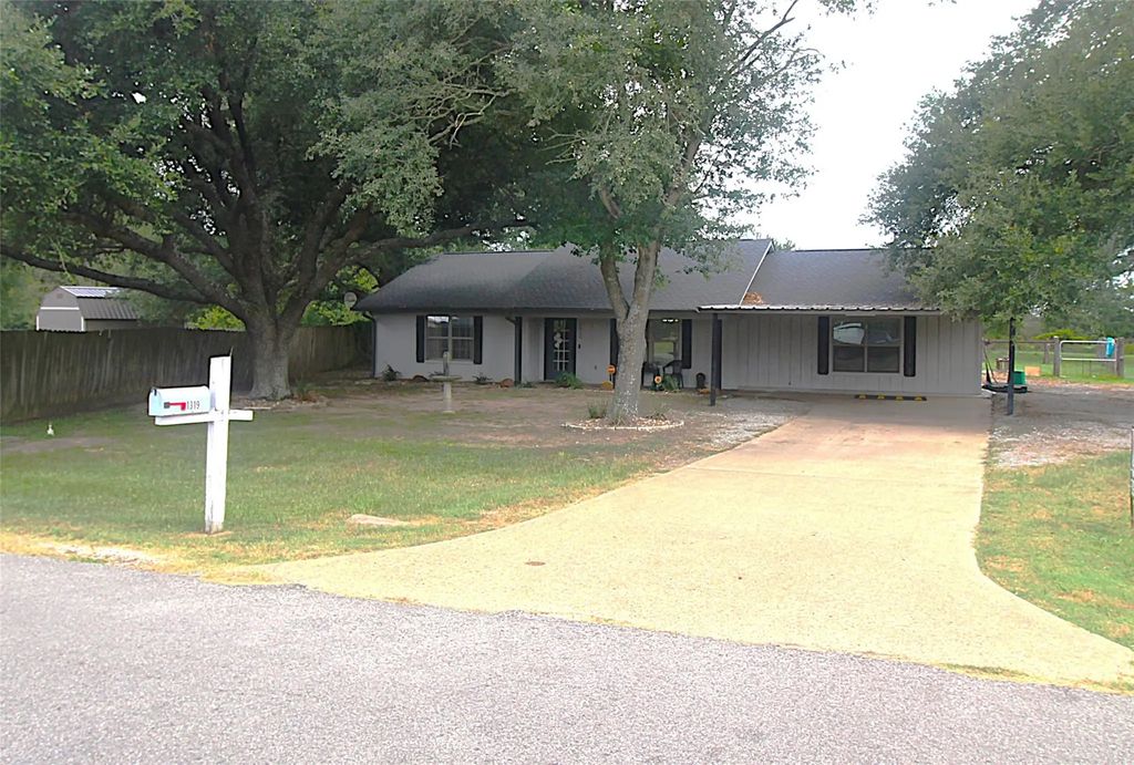 1319 N Tammye Lane W, Madisonville