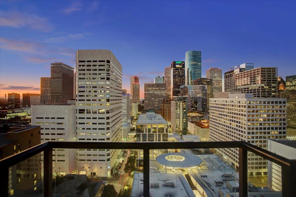 1211 Caroline Street 2002, Houston