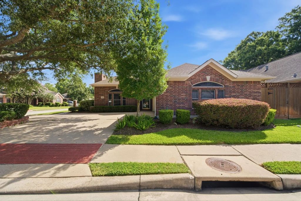 515 Pine Ridge Court, Friendswood