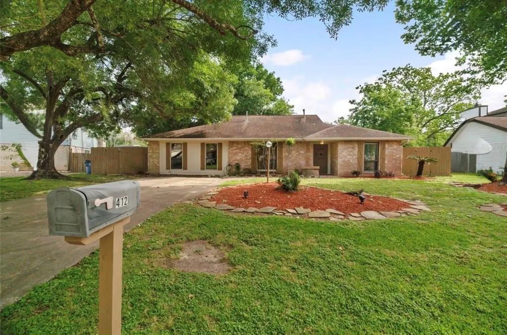 412 Westwood Drive, Friendswood