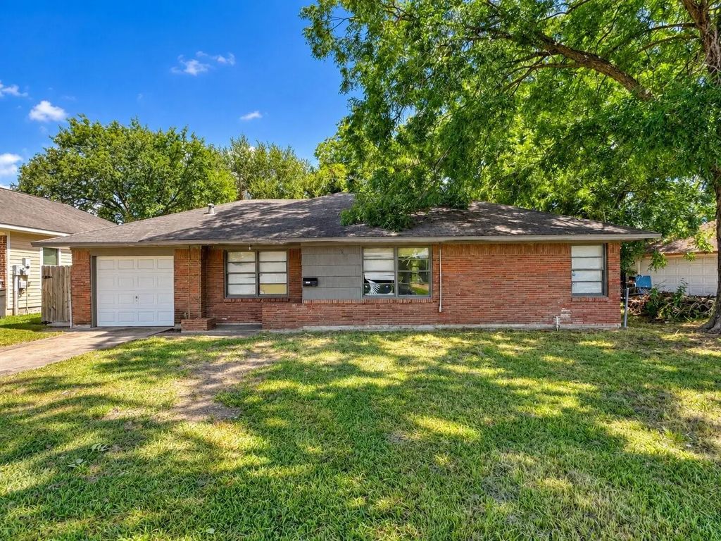 208 S Sparrow Way, Texas City