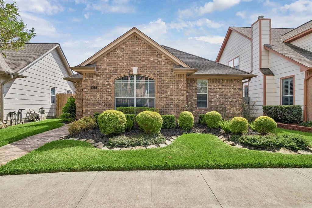 513 Brad Court, Webster