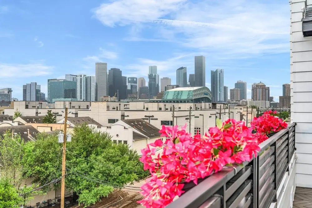 3 N St Charles St E Street, Houston