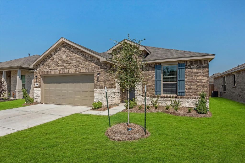 339 Lippizan Drive, Alvin