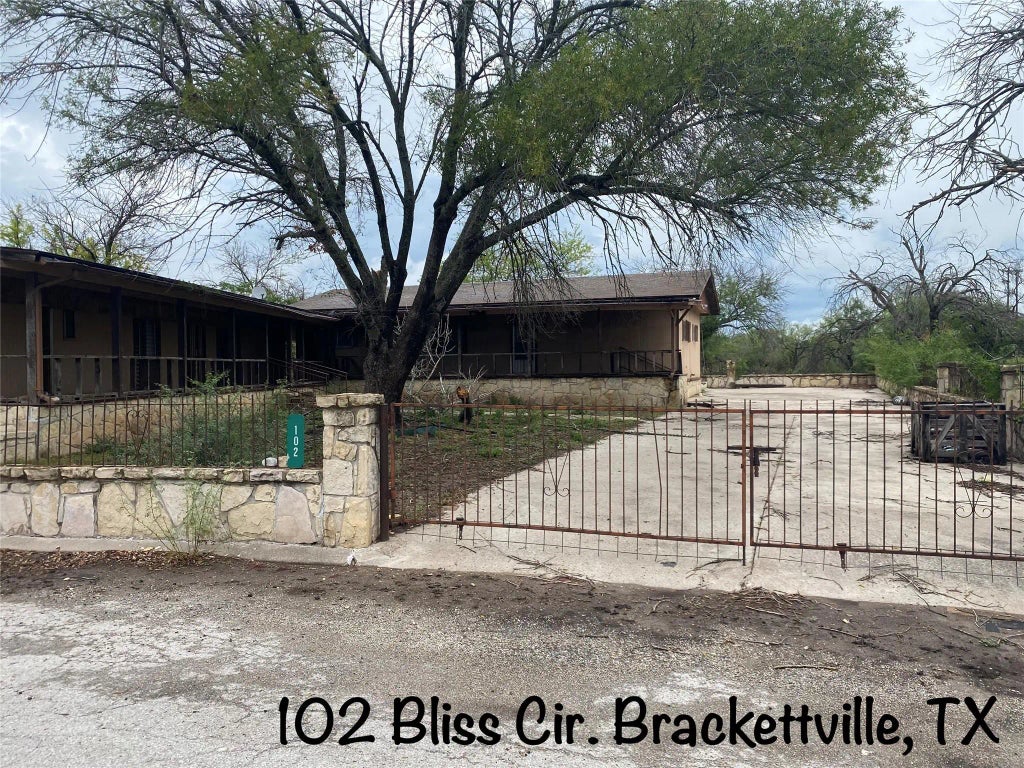 102 Bliss Circle, Brackettville