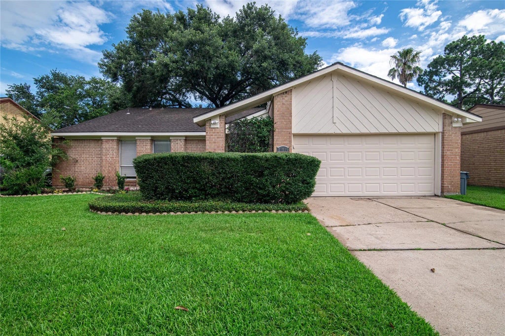 15814 Brookford Drive, Houston