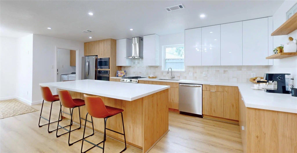 8515 Mullins Drive, Houston