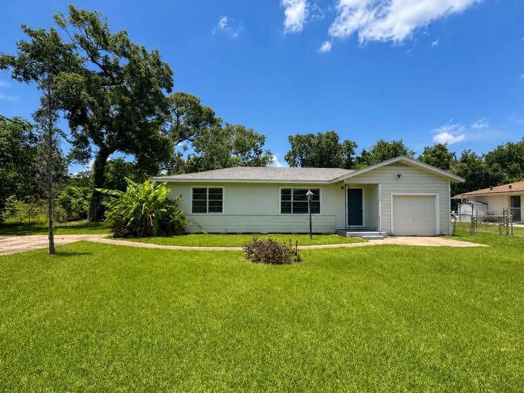 1156 2nd Street, Clute