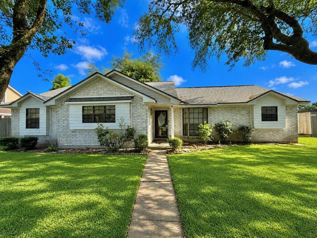 3 S Erik Drive, Angleton
